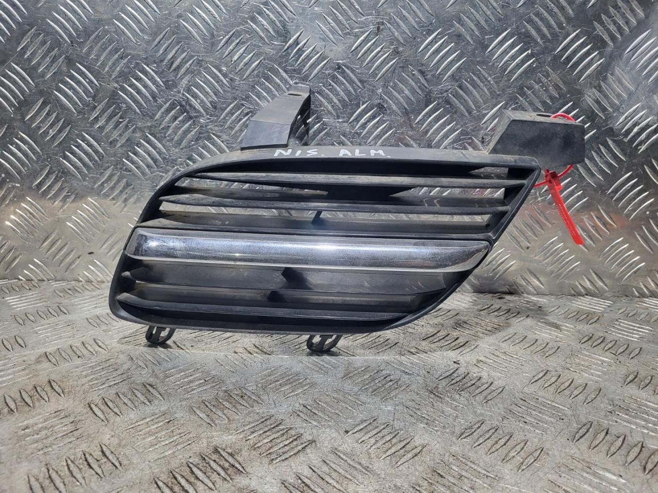 решетка радиатора Nissan Almera N16 2000, 1.5 л., QG15DE, бензин, 5МКПП, хетчбэк 5 дв., 62332BM400 - фото №1