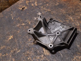 кронштейн компрессора кондиционера Mitsubishi Outlander 1 поколение (2001 - 2008), 2.4 л., 4G69, бензин, МКПП, MN134179