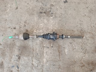 полуось передняя правая (приводной вал, ШРУС) Nissan X-Trail T30 [рестайлинг] (2004 - 2007), 2.2 л., дизель