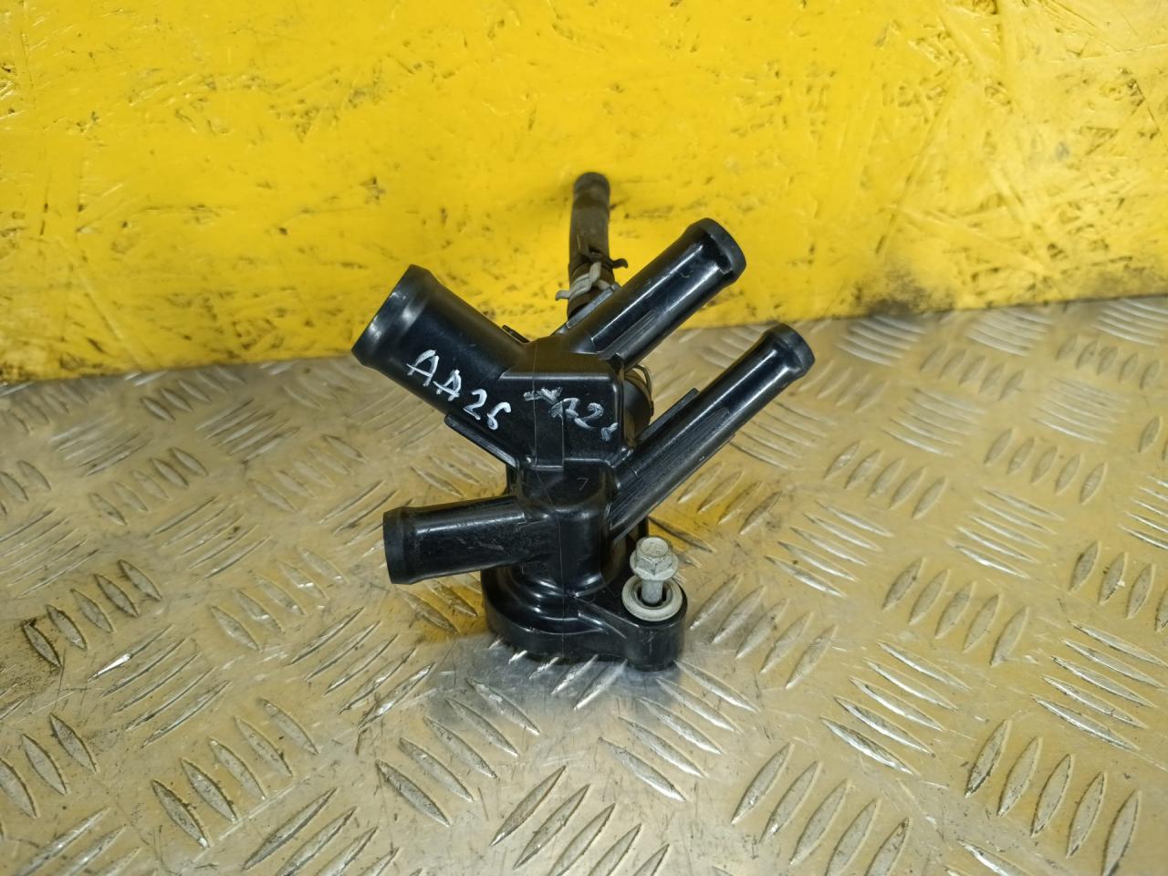 фланец (тройник) системы охлаждения Chevrolet Equinox 3 поколение 2020, 1.5 л., бензин, АКПП, белый, внедорожник 5 дв., правый руль - фото №1