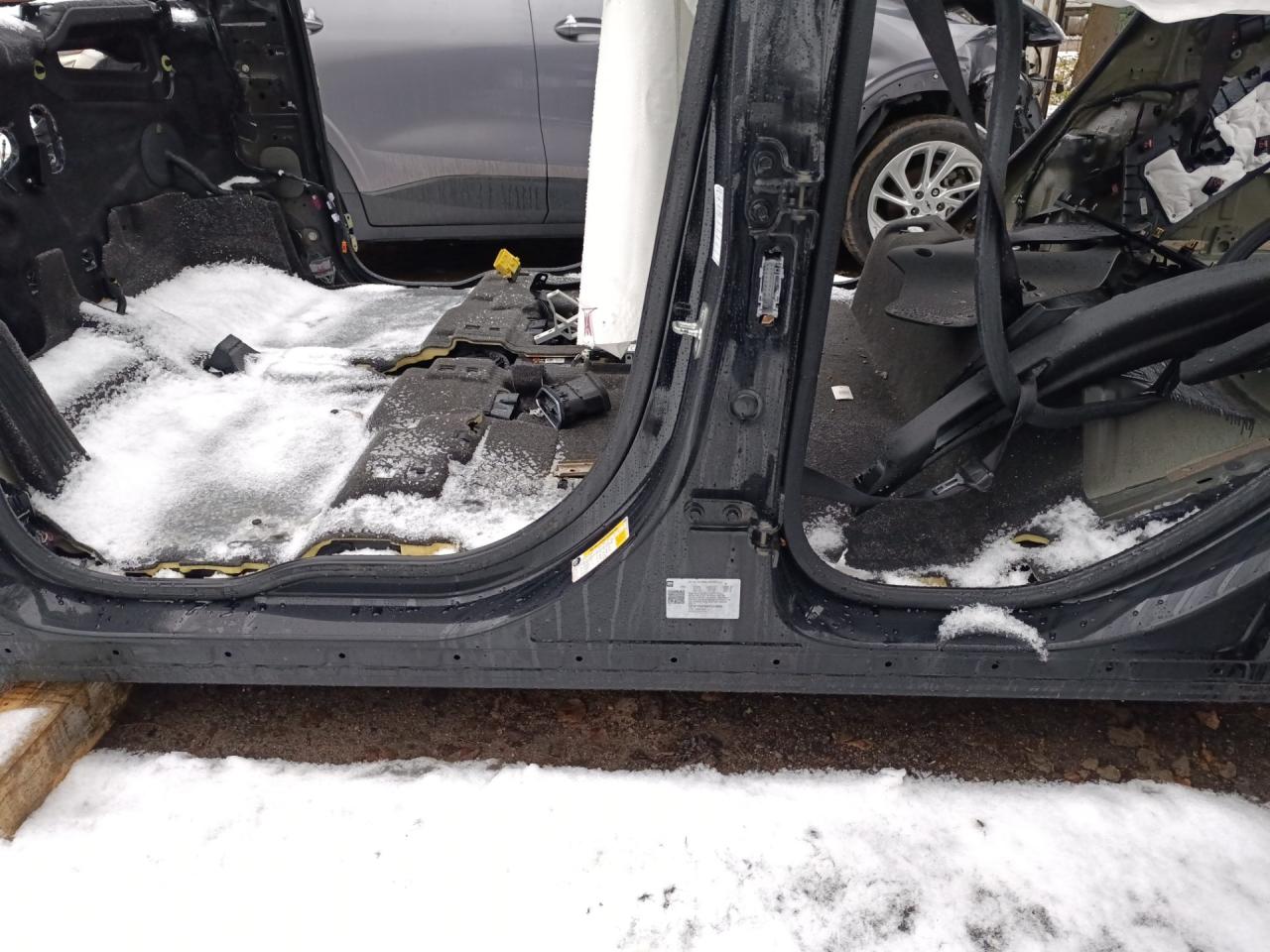 порог левый Chevrolet Bolt EUV 1 поколение 2023, электро, передний привод - фото №1