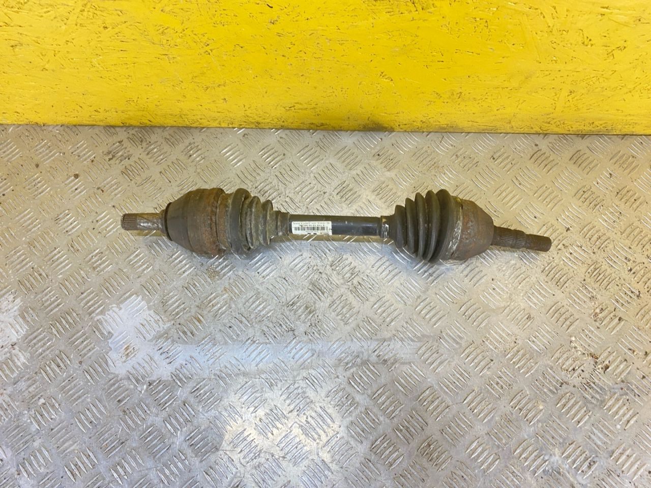 полуось передняя левая (приводной вал, ШРУС) Opel Zafira 2 поколение (B) 2007, 1.8 л., i, бензин, МКПП, 13136382 - фото №1