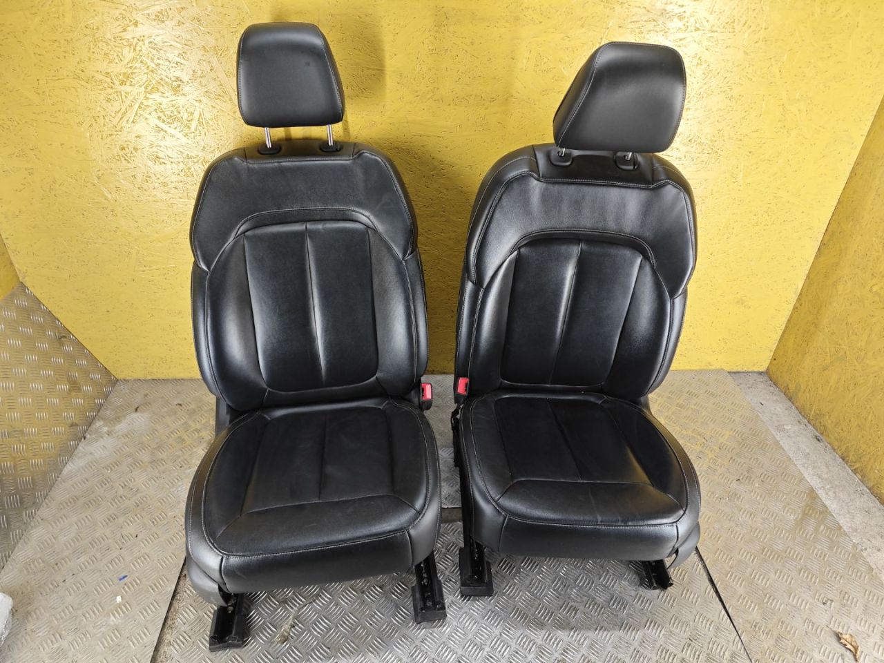 салон (комплект сидений) Jeep Grand Cherokee 5 поколение 2022, 3.6 л., бензин, АКПП, белый, полный привод - фото №1