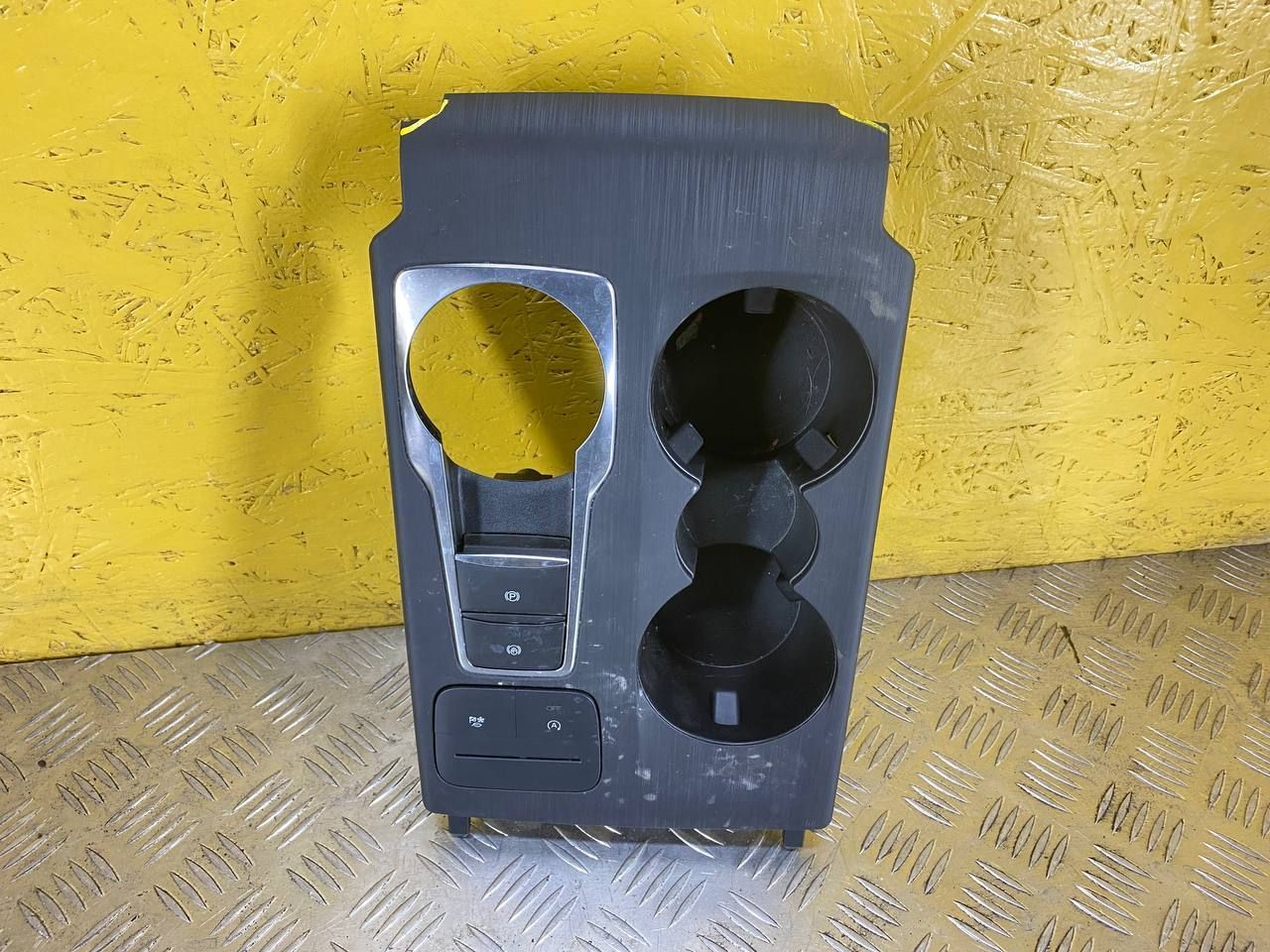 рамка обрамление кулисы Ford Escape 4 поколение CX482 2021, 1.5 л., бензин, АКПП, передний привод - фото №1