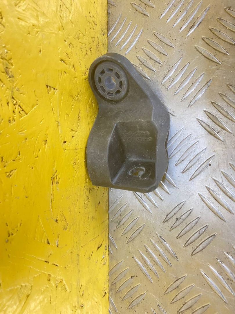 кронштейн радиатора Chevrolet Equinox 3 поколение 2020, 1.5 л., бензин, АКПП, красный, 84164532 - фото №1