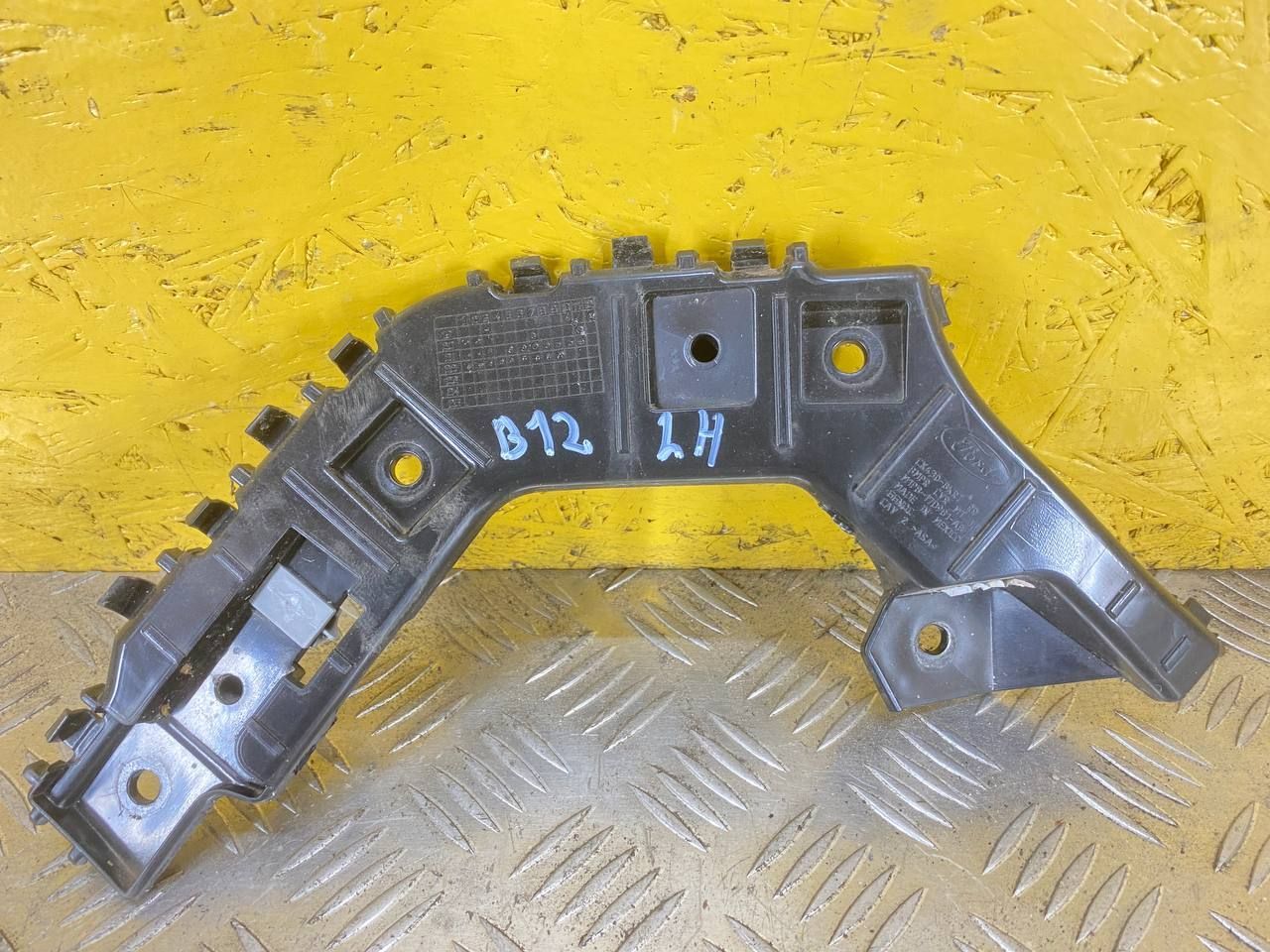 Крепление бампера заднего Ford Bronco Sport 1 поколение 2021, 1.5 л., бензин, АКПП, полный подключаемый привод, M1PB17D981AB - фото №1