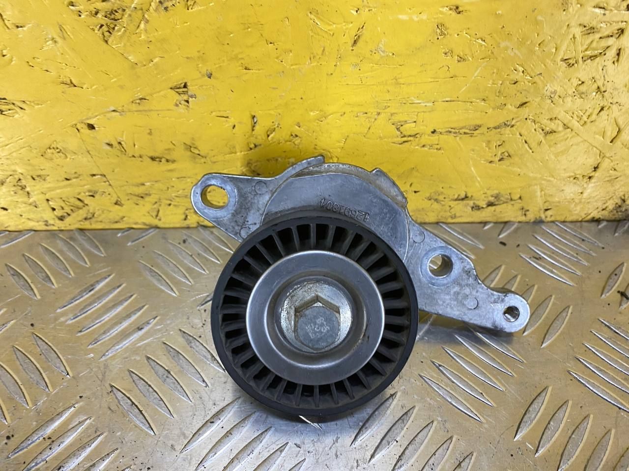 натяжитель Chevrolet TrailBlazer 3 поколение 2022, 1.3 л., L3T, бензин, АКПП, черный, внедорожник 5 дв., передний привод, 12691804 - фото №1