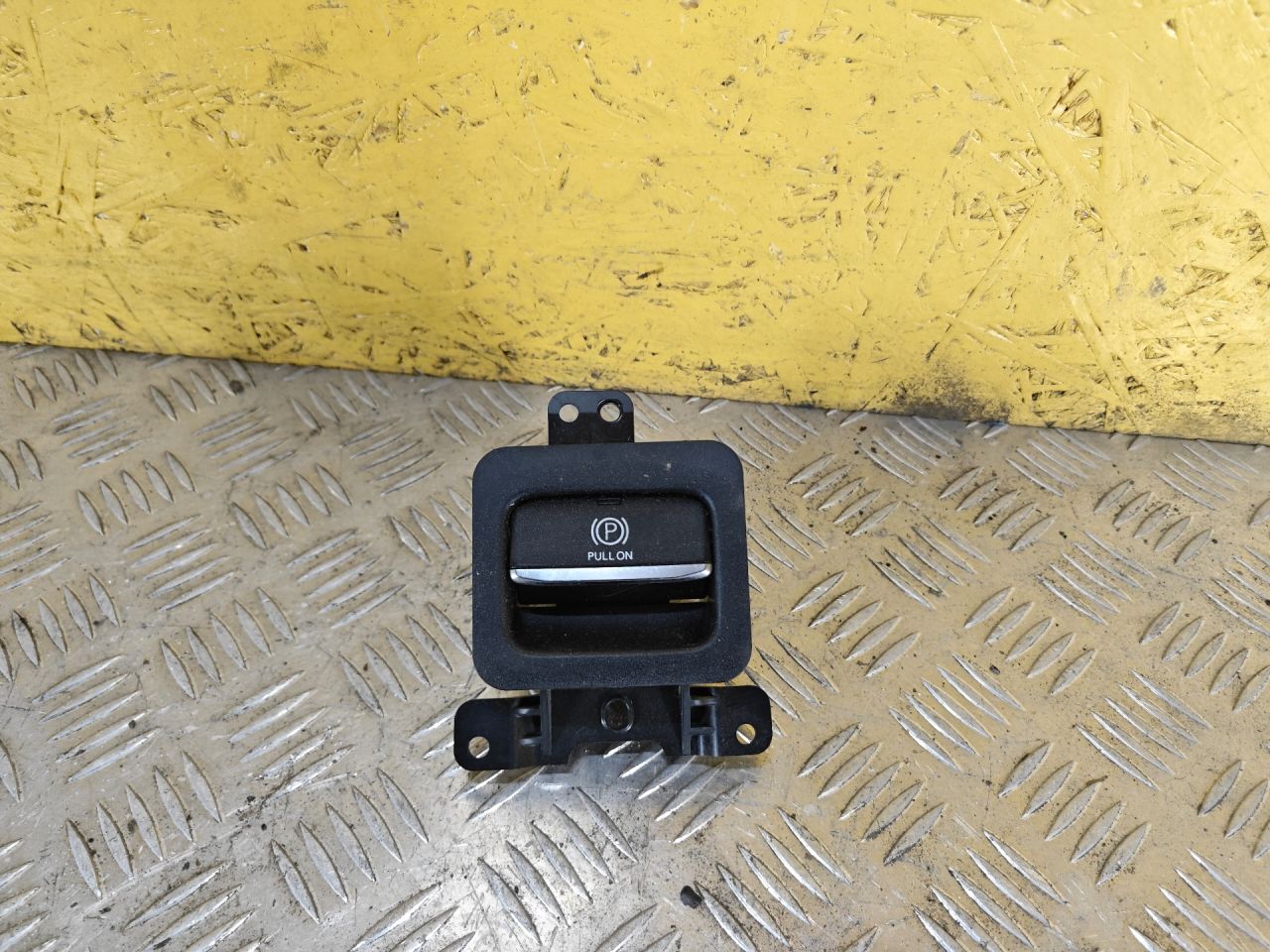 кнопка ручного тормоза (ручника) Jeep Grand Cherokee 5 поколение 2022, 3.6 л., бензин, АКПП, белый, полный привод, 6XNO31X7AB - фото №1