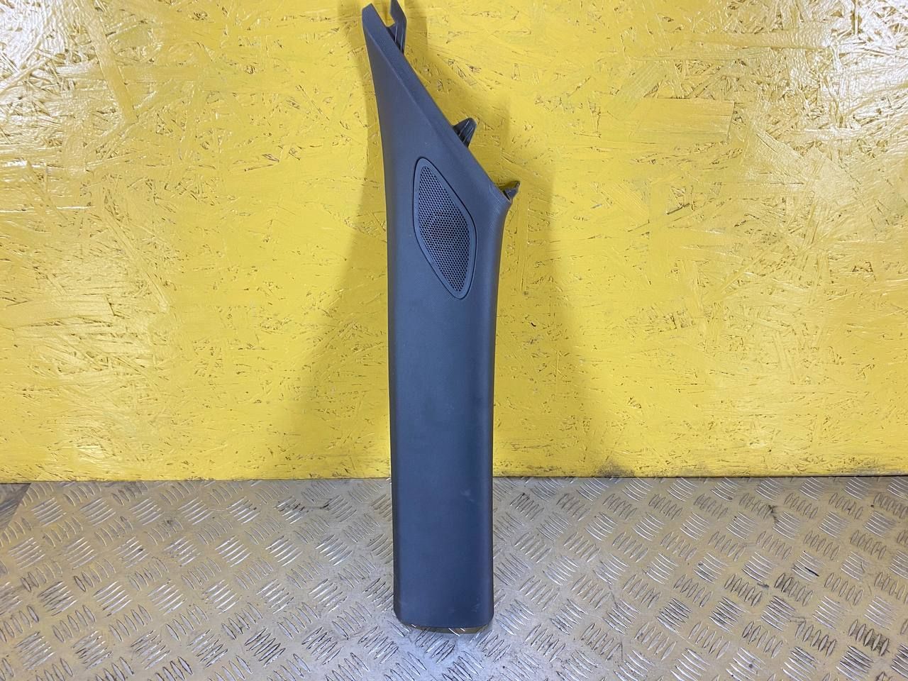 обшивка стойки Chevrolet TrailBlazer 3 поколение 2022, 1.3 л., L3T, бензин, АКПП, черный, внедорожник 5 дв., передний привод - фото №1