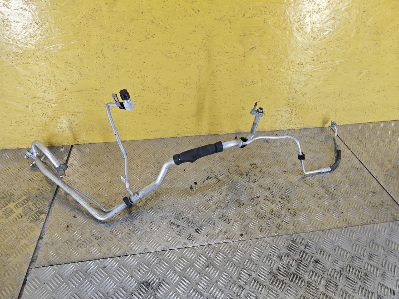 трубка кондиционера Cadillac XT6 1 поколение 2022, 3.6 л., бензин, АКПП, внедорожник 5 дв., полный подключаемый привод, 84819069 - фото №1