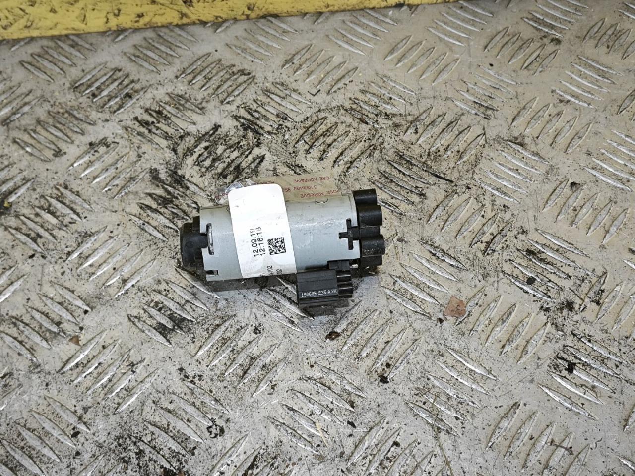 моторчик регулировки сиденья Ford Escape 4 поколение CX482 2020, 1.5 л., белый, полный подключаемый привод, 0390204173 - фото №1