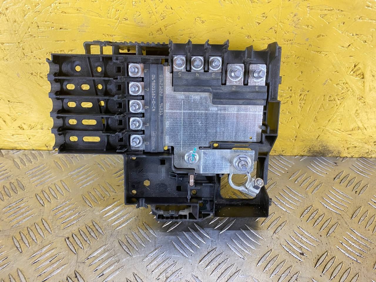 плюсовой провод аккумулятора Chevrolet TrailBlazer 3 поколение 2022, 1.3 л., L3T, бензин, АКПП, черный, внедорожник 5 дв., передний привод, 42757805 - фото №1