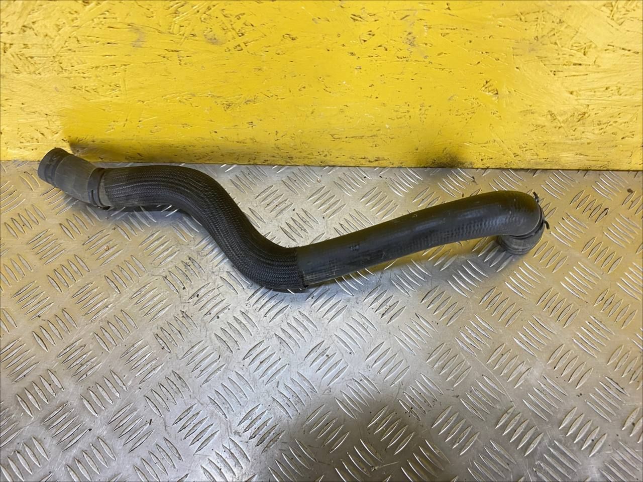 патрубок радиатора Chevrolet TrailBlazer 3 поколение 2022, 1.3 л., L3T, бензин, АКПП, черный, внедорожник 5 дв., передний привод, 42782089 - фото №1