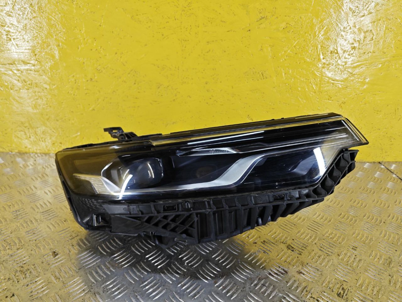 фара правая Cadillac XT6 1 поколение 2022, 3.6 л., бензин, АКПП, внедорожник 5 дв., полный подключаемый привод, 85000017 - фото №1
