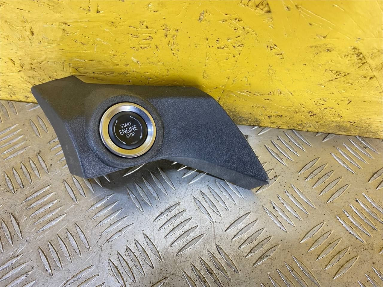 кнопка запуска двигателя Chevrolet TrailBlazer 3 поколение 2022, 1.3 л., L3T, бензин, АКПП, черный, внедорожник 5 дв., передний привод, 42521928 - фото №1