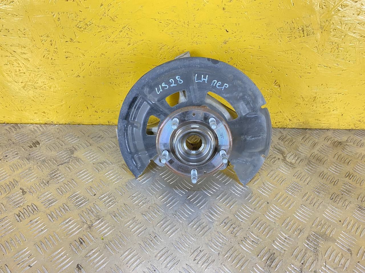 кулак поворотный левый Chevrolet TrailBlazer 3 поколение 2022, 1.3 л., L3T, бензин, АКПП, черный, внедорожник 5 дв., передний привод - фото №1