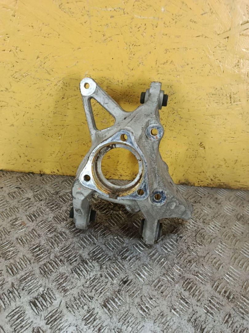 кулак задний правый Chevrolet Equinox 3 поколение 2019, 1.5 л., бензин, АКПП, серебристый, внедорожник 5 дв. - фото №1