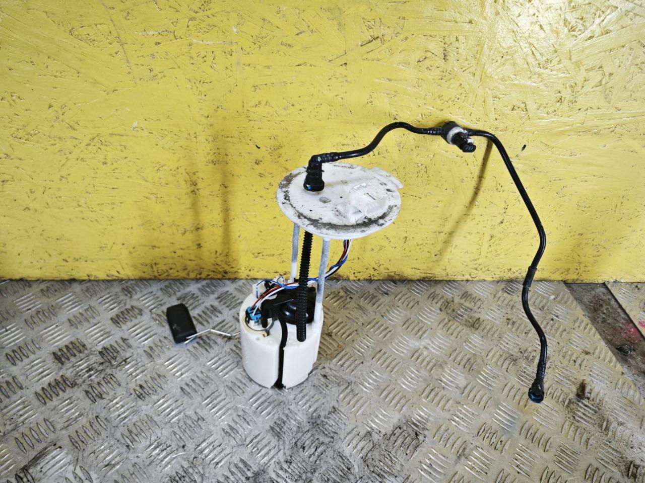 колба в бак Buick Encore GX 1 поколение 2021, 1.2 л., бензин, АКПП, темно бордовый, внедорожник 5 дв., 42746094 - фото №1