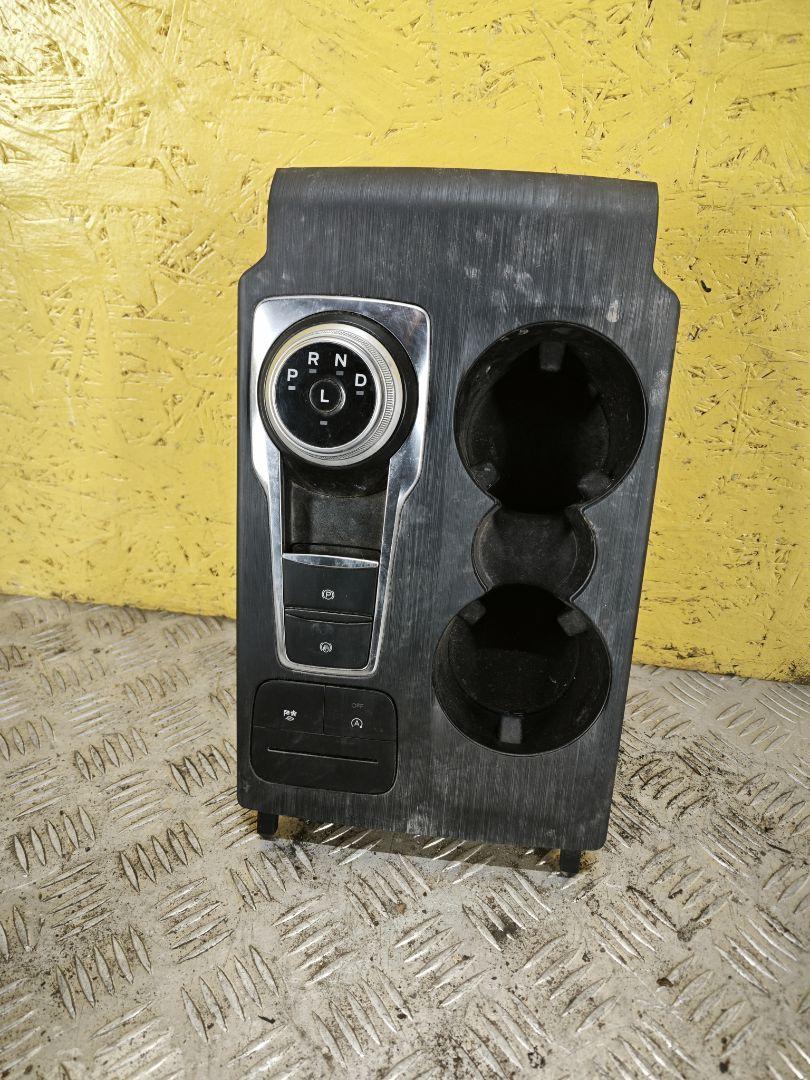 рамка обрамление кулисы Ford Escape 4 поколение CX482 2020, 1.5 л., белый, полный подключаемый привод, LB5T2B623AAW, LX6P7P155ED, LJ6BA13560GPIA01 - фото №1