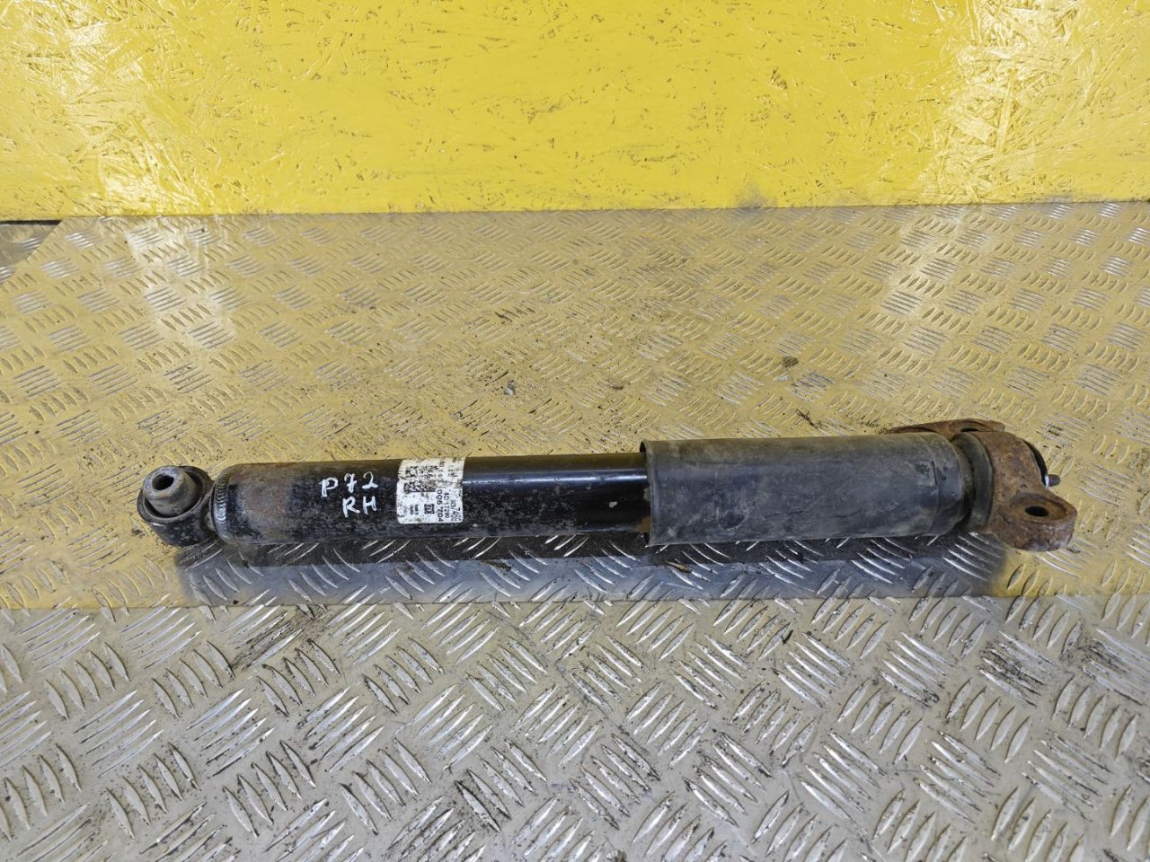 амортизатор задний правый Chevrolet Traverse 2 поколение 2019, 3.6 л., бензин, АКПП, бежевый, полный привод, 84287469 - фото №1