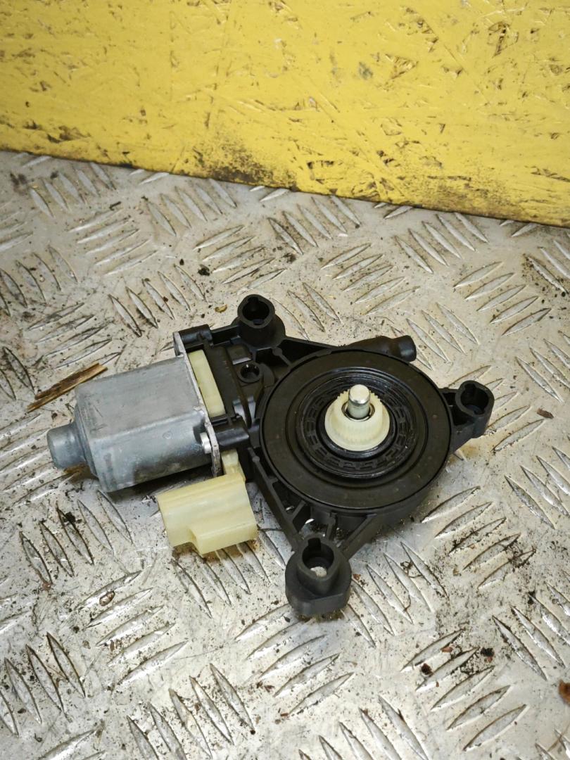 моторчик регулировки сиденья Ford Escape 4 поколение CX482 2020, 1.5 л., белый, полный подключаемый привод, 0130822092 - фото №1