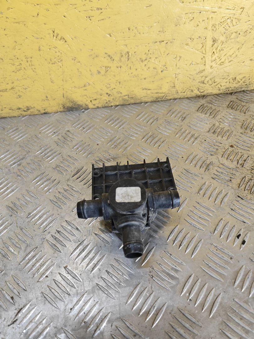 фланец (тройник) системы охлаждения Tesla Model S 1 поколение 2014, электро, лифтбэк, 6007384-00-B - фото №1