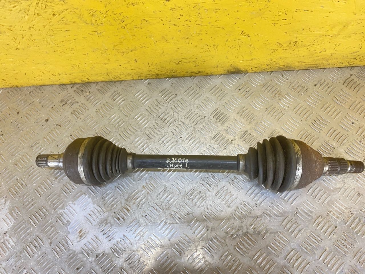 полуось передняя левая (приводной вал, ШРУС) Opel Insignia 1 поколение (A) 2010, 2.0 л., A 20 DTH, дизель, МКПП, 10090875 - фото №1