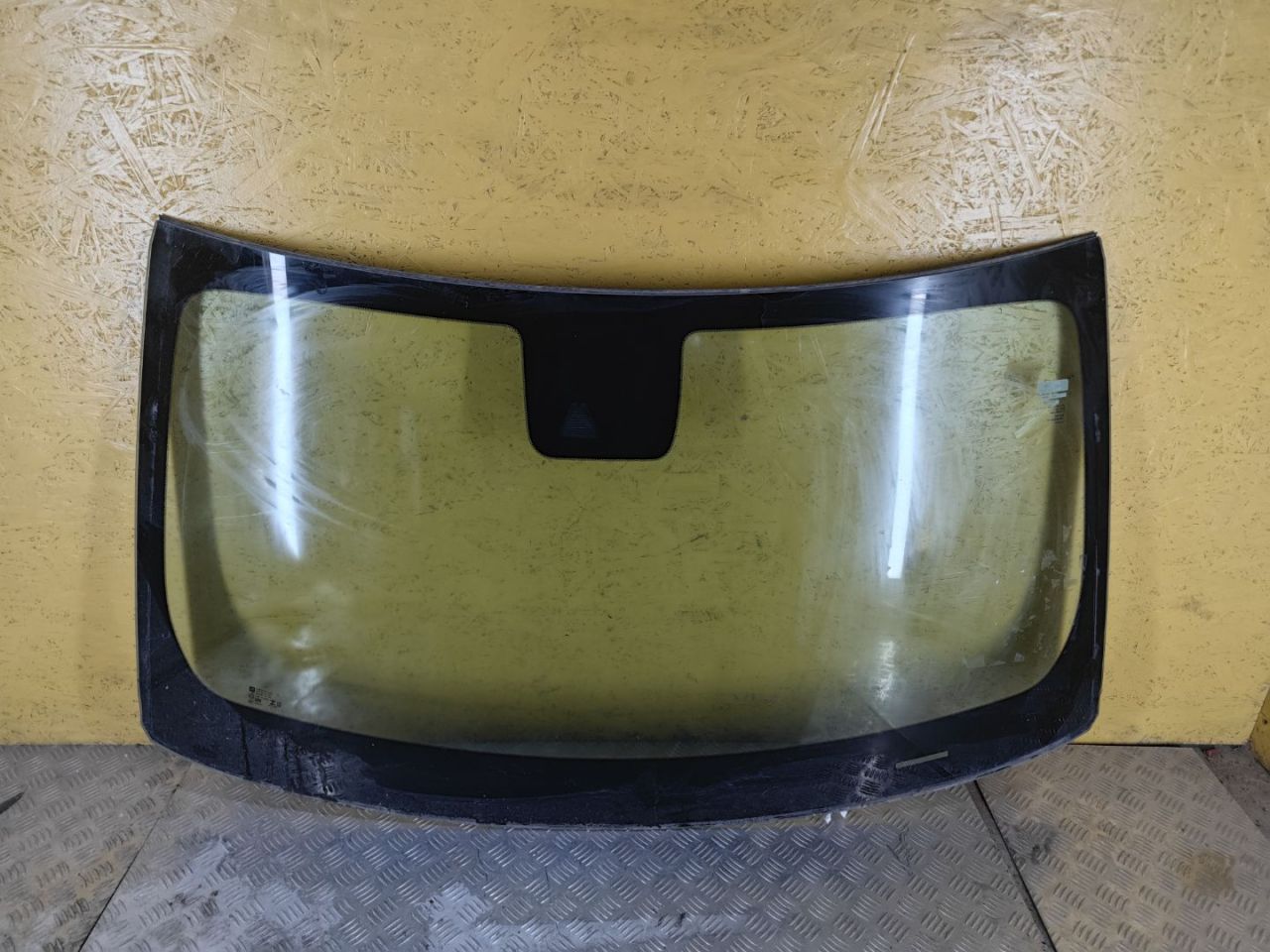 стекло лобовое Chevrolet TrailBlazer 3 поколение 2022, 1.3 л., L3T, бензин, АКПП, черный, внедорожник 5 дв., передний привод - фото №1