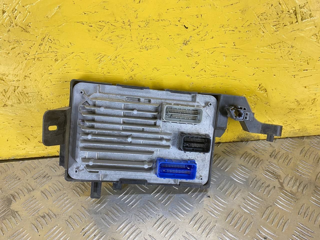 блок управления двигателем Chevrolet TrailBlazer 3 поколение 2022, 1.3 л., L3T, бензин, АКПП, черный, внедорожник 5 дв., передний привод, 12711047 - фото №1