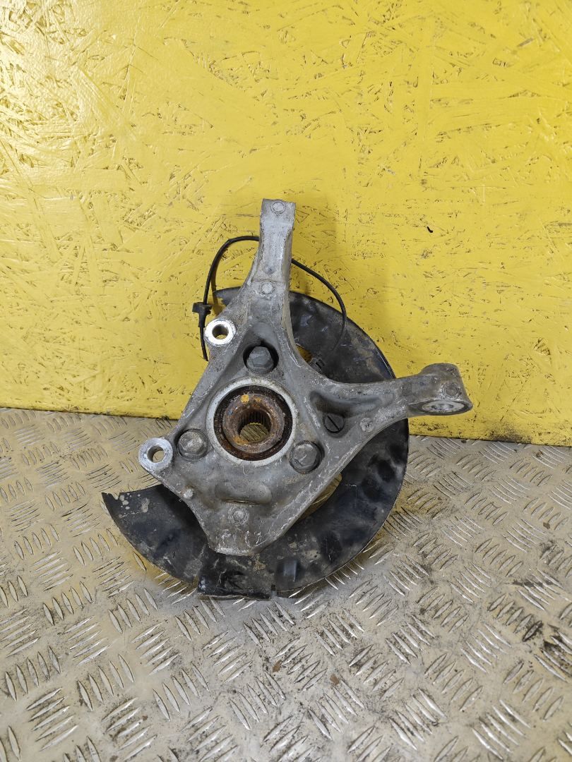 кулак поворотный правый Chevrolet Equinox 3 поколение 2019, 1.5 л., бензин, белый, внедорожник 5 дв. - фото №1