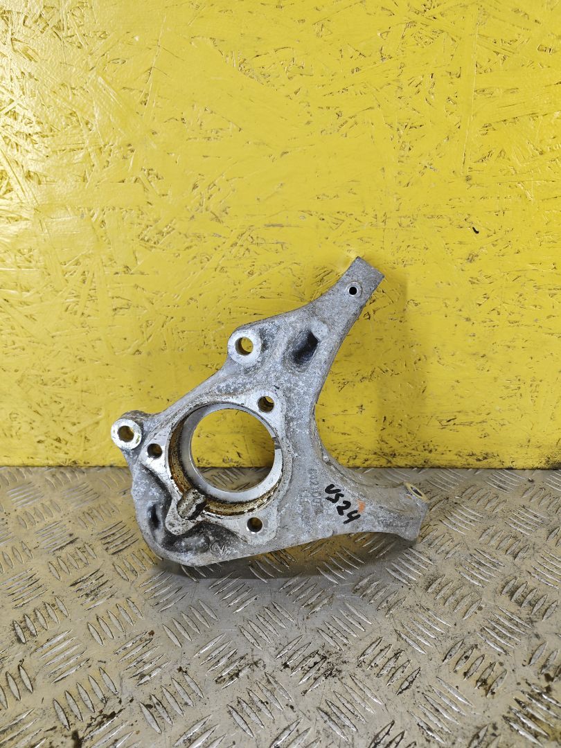 кулак поворотный левый Chevrolet Equinox 3 поколение 2020, 1.5 л., бензин, АКПП, красный, внедорожник 5 дв., полный подключаемый привод - фото №1