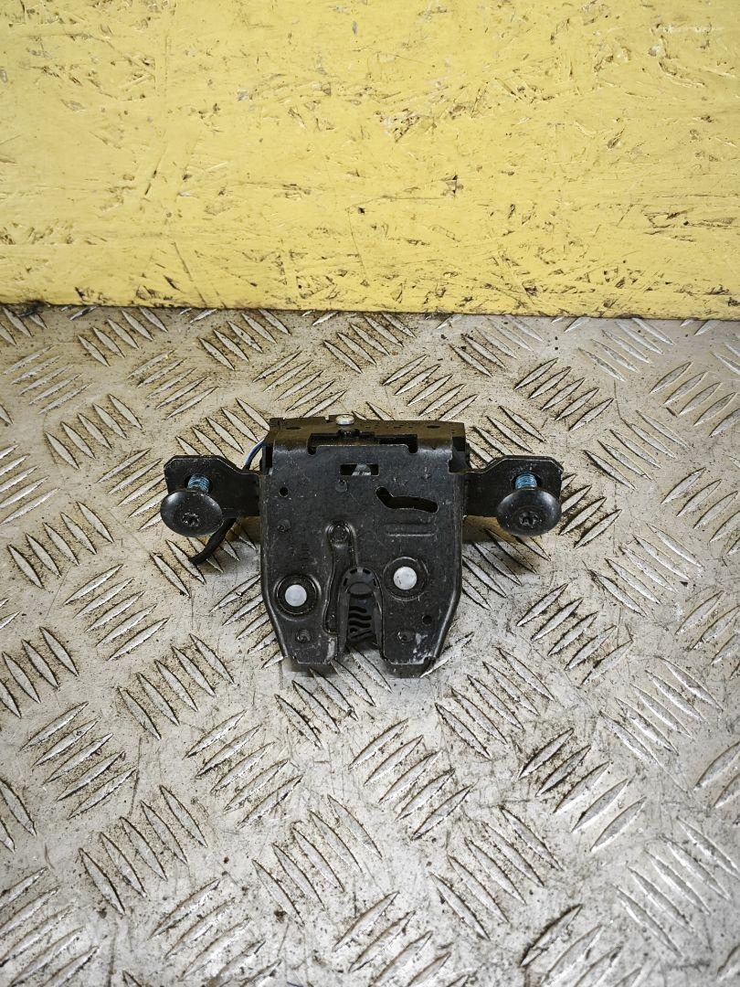 замок багажника Chevrolet Equinox 3 поколение 2018, 1.5 л., бензин, АКПП, черный, внедорожник 5 дв., передний привод, 13509599 - фото №1