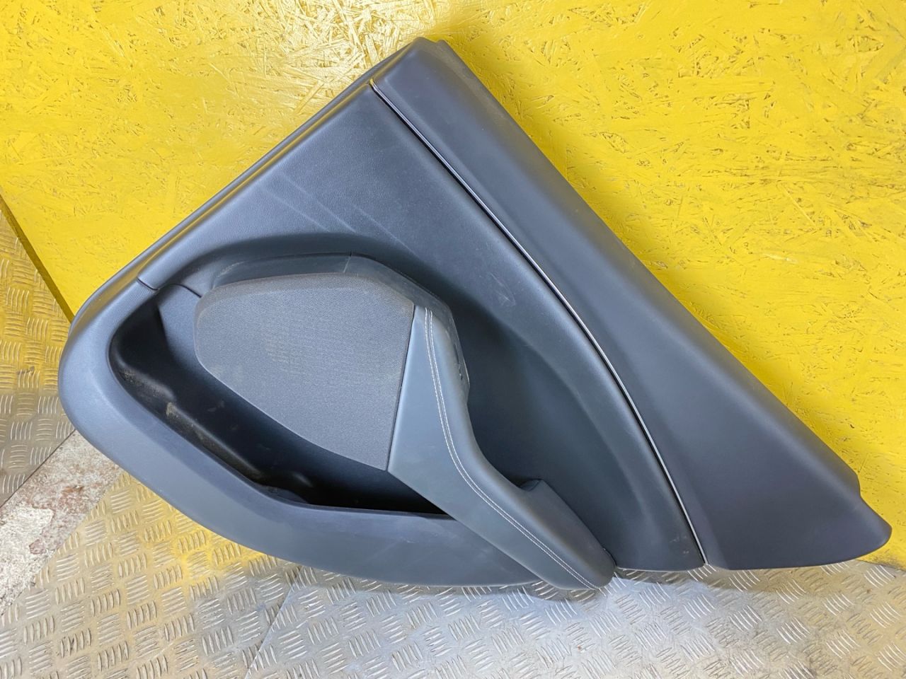 обшивка двери задняя правая Ford Mustang Mach-E 1 поколение 2021, электро, АКПП, белый, внедорожник 5 дв., задний привод, LJ8BR27502 - фото №1