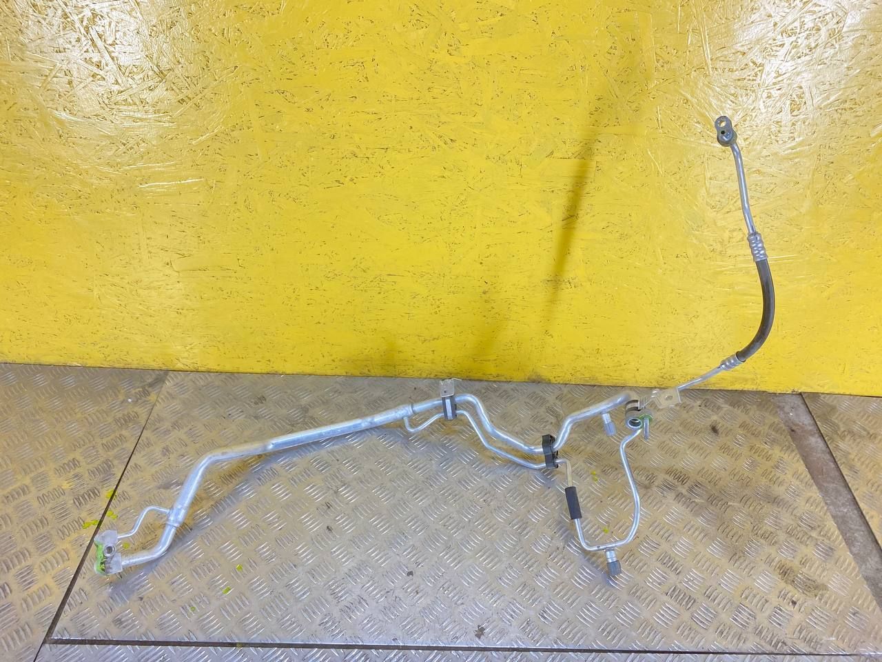 трубка кондиционера Chevrolet TrailBlazer 3 поколение 2022, 1.3 л., L3T, бензин, АКПП, черный, внедорожник 5 дв., передний привод, 60006693 - фото №1