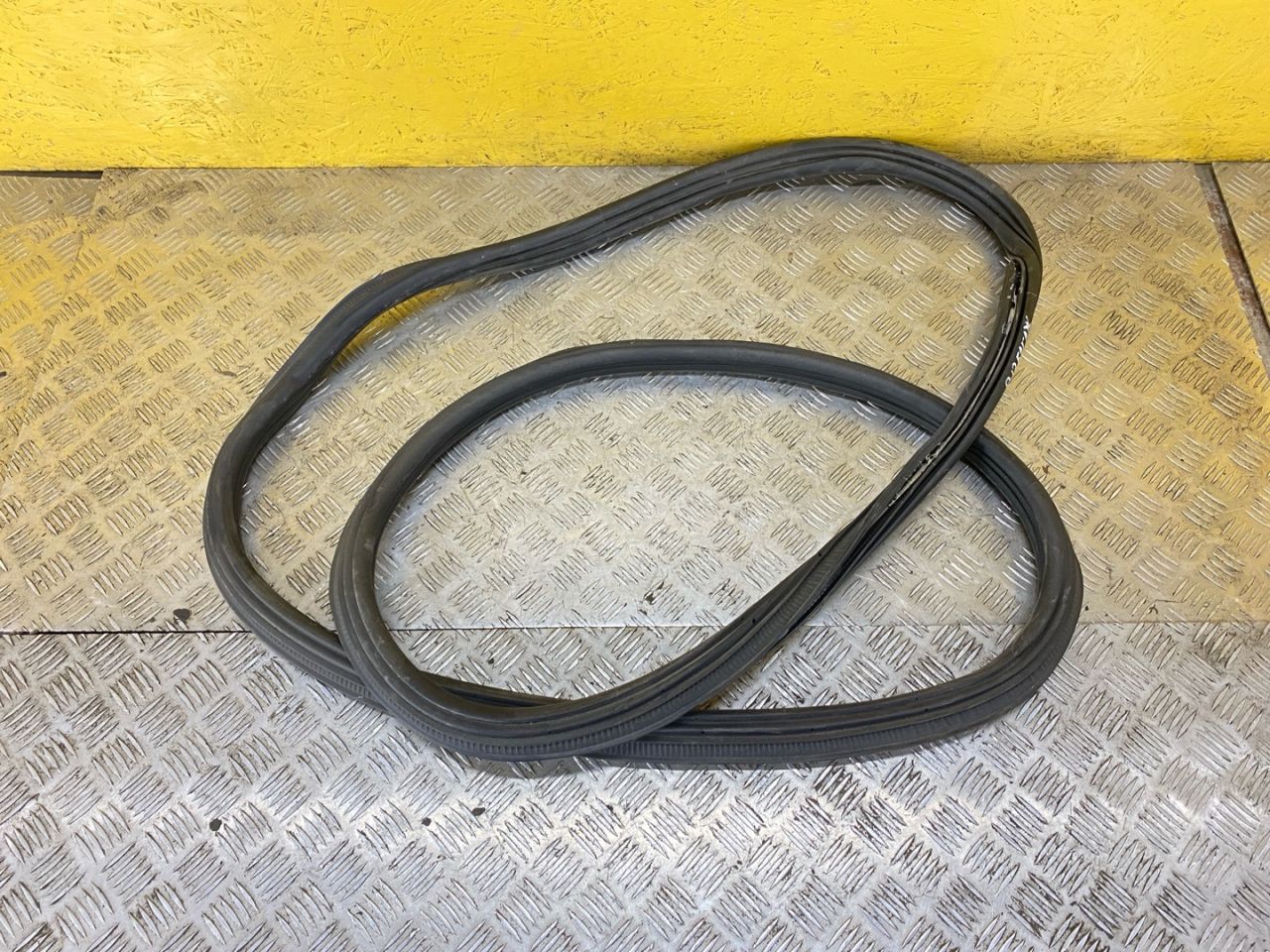 уплотнитель багажника задней Ford Bronco Sport 1 поколение 2021, 1.5 л., бензин, АКПП, полный подключаемый привод - фото №1