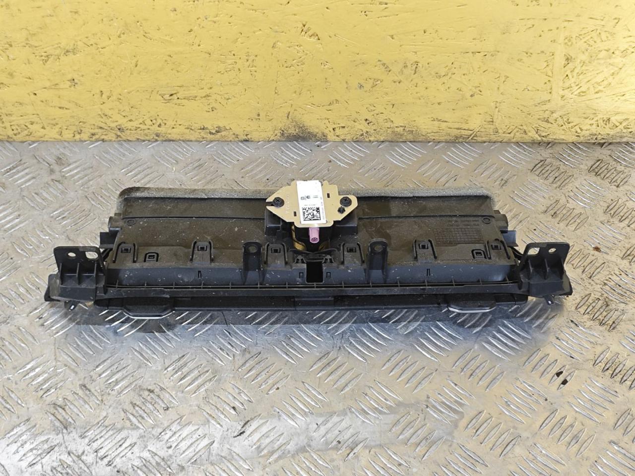 дефлектор обдува салона Jeep Grand Cherokee 5 поколение 2022, 3.6 л., бензин, АКПП, белый, полный привод, 6PK87TRMAA, P68520859AA - фото №1