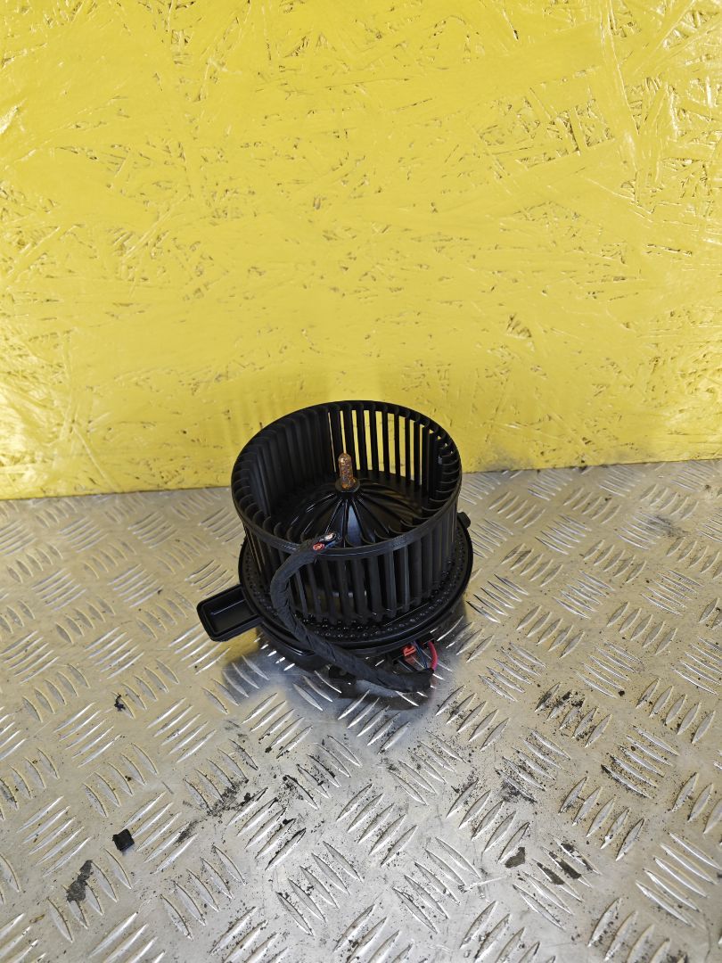 моторчик печки Cadillac XT6 1 поколение 2022, 3.6 л., бензин, АКПП, внедорожник 5 дв., полный подключаемый привод, LR951002 - фото №1