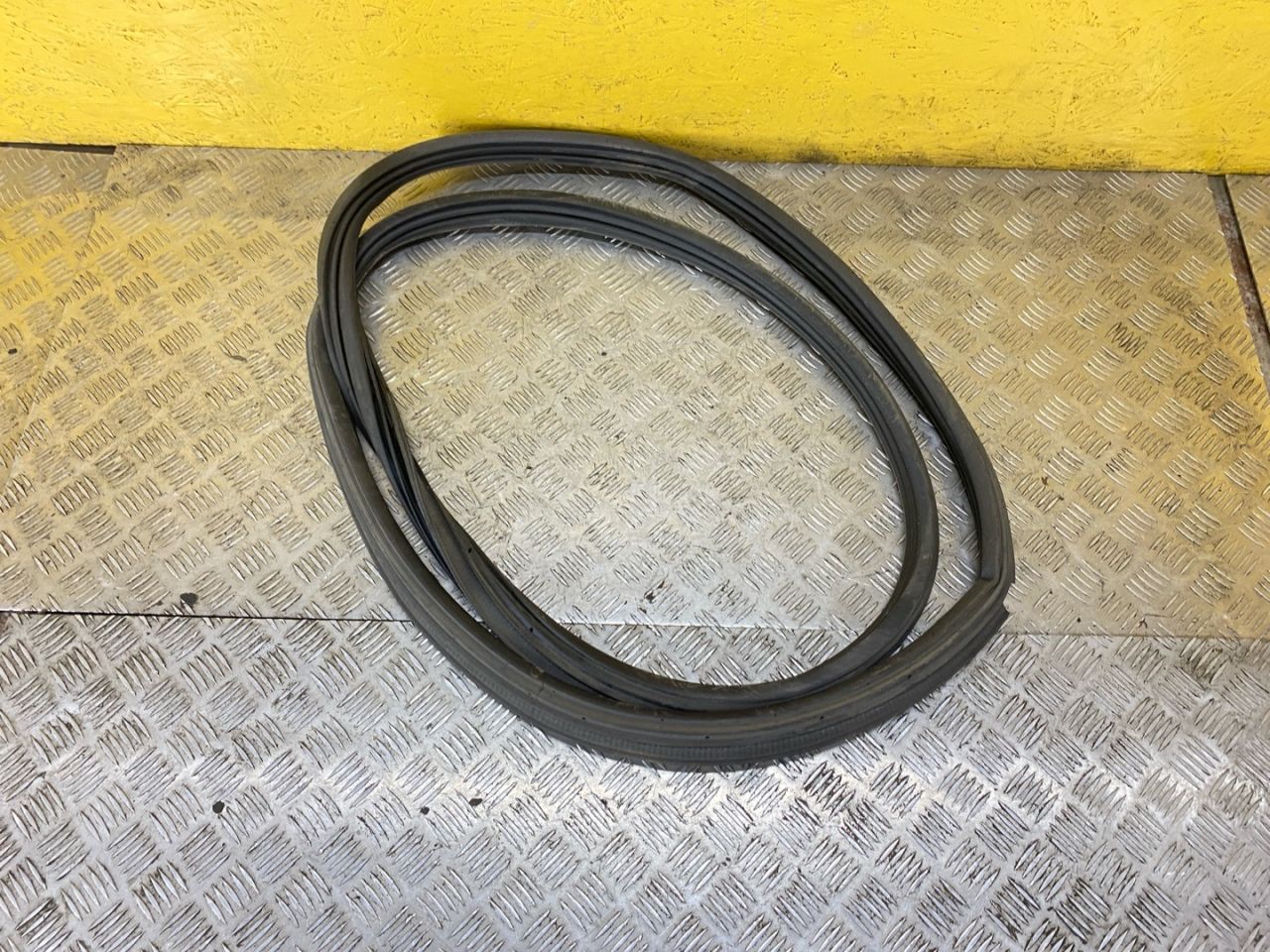 уплотнитель багажника задней Ford Escape 4 поколение CX482 2021, 1.5 л., бензин, АКПП, передний привод - фото №1