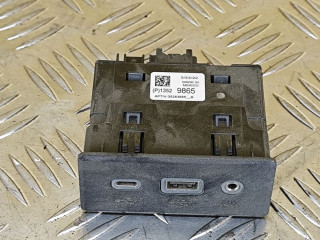 разъем AUX / USB Chevrolet Equinox 3 поколение [рестайлинг] 2022, 1.5 л., бензин, АКПП, полный подключаемый привод, 13529865
