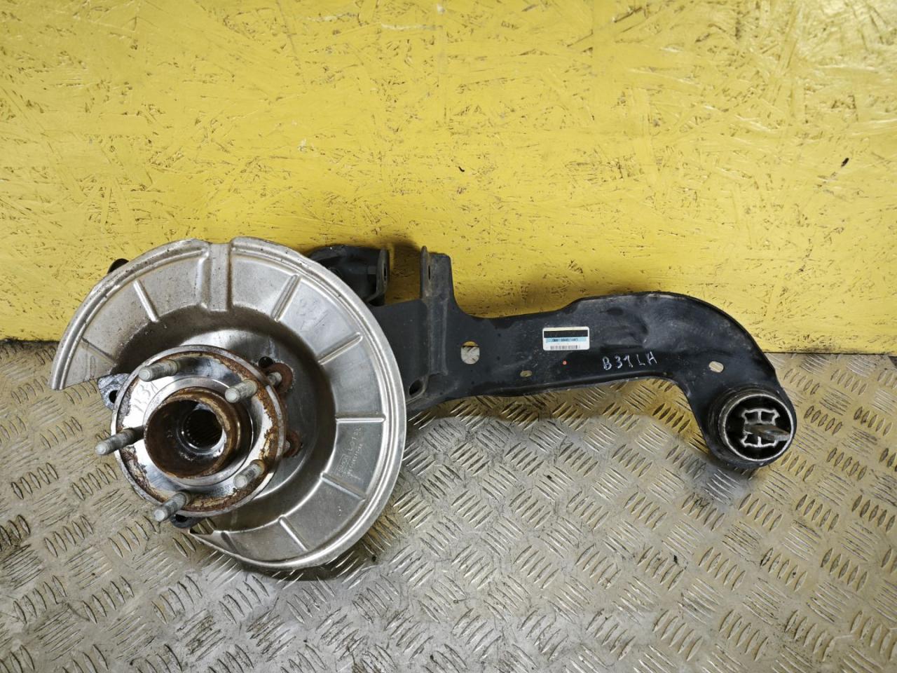 кулак задний левый Ford Escape 4 поколение CX482 2020, 1.5 л., белый, полный подключаемый привод, LX61-5A969-AMD - фото №1