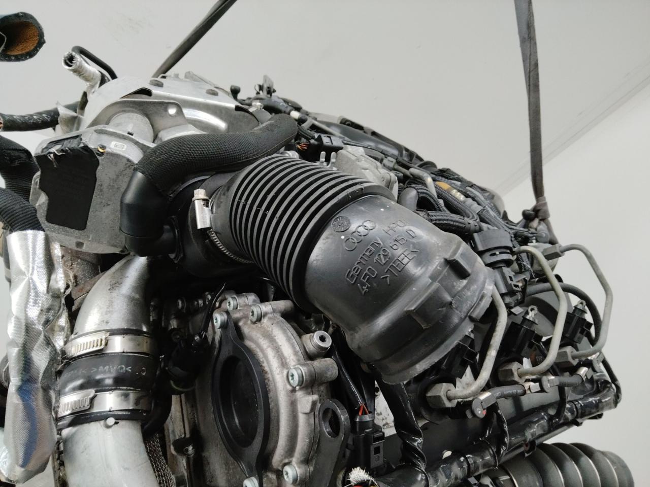 патрубок воздушного фильтра (в двигателе) Audi A6 4F/C6 2005, 2.7 л., BPP, дизель, МКПП, 4F0129615D - фото №1