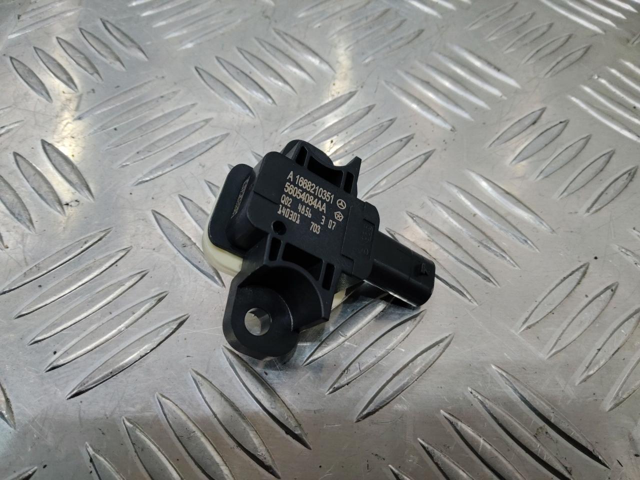 датчик удара Mercedes-Benz GL-Класс X166 2014, A1668210351 - фото №1