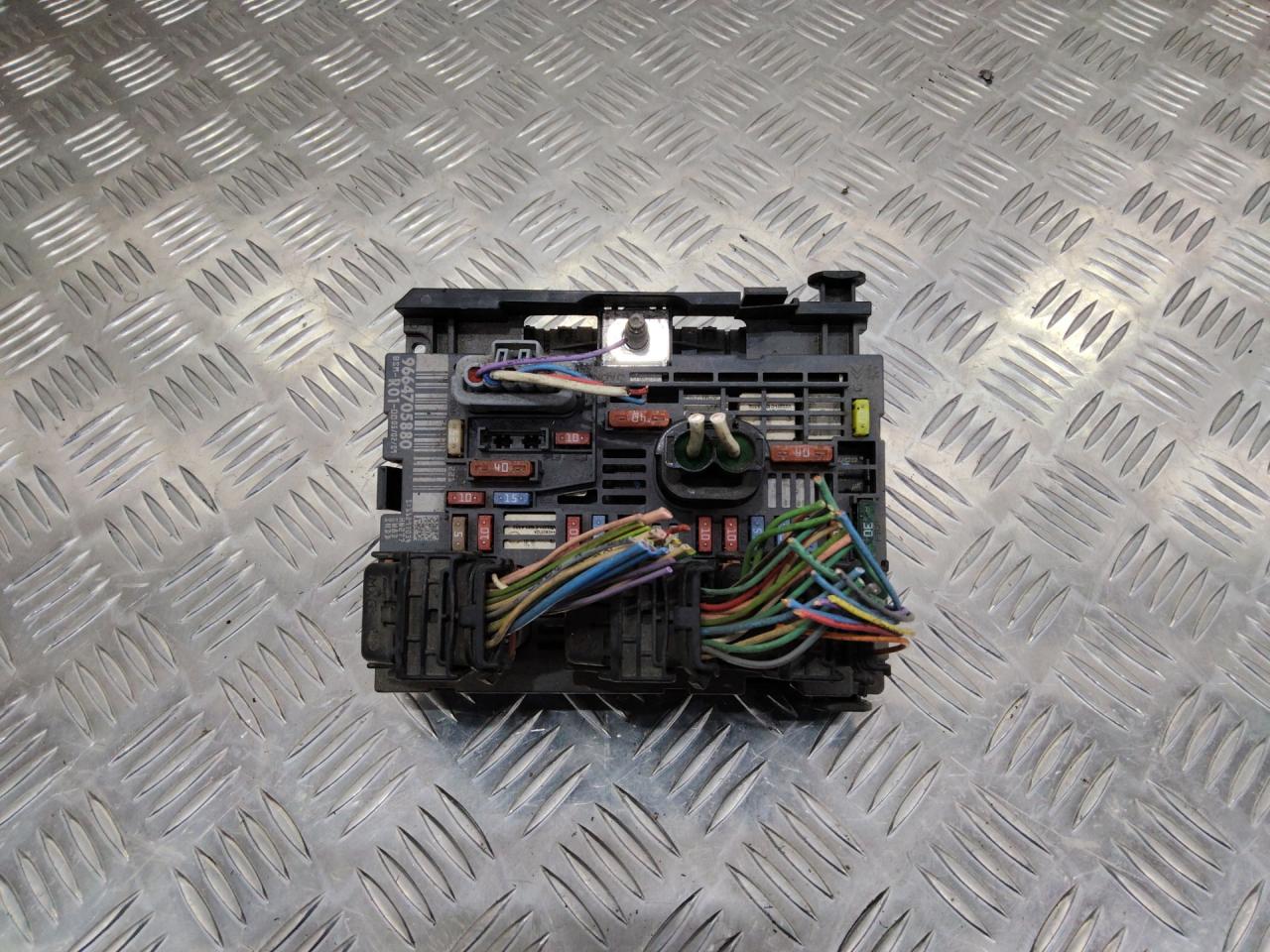 блок предохранителей Peugeot 308 T7 2009, 9664705880, R01 - фото №1