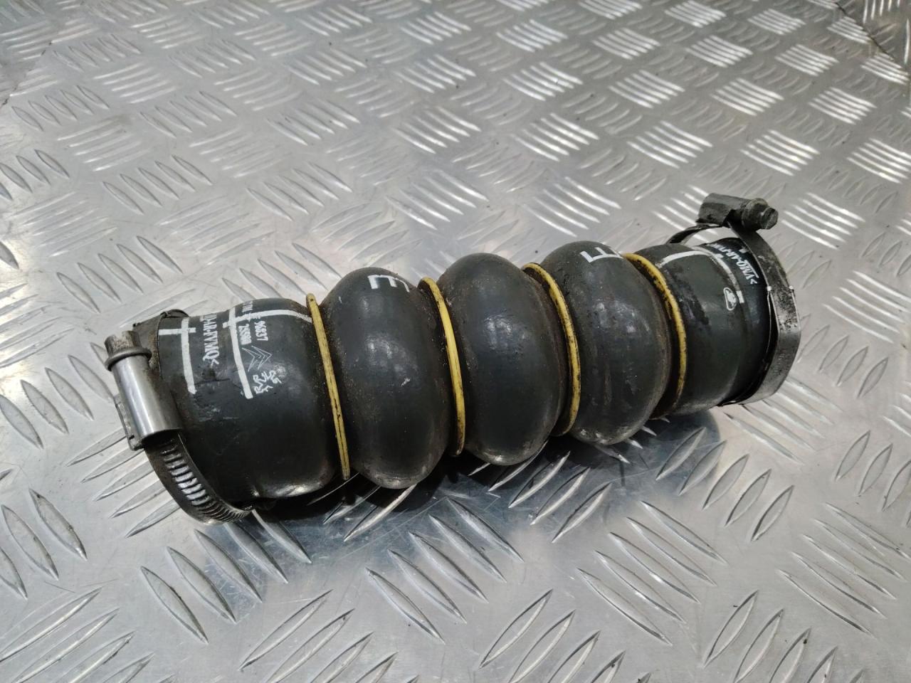 патрубок интеркулера Peugeot 5008 1 поколение 2012, 1.6 л., дизель, МКПП, 9683725580 - фото №1