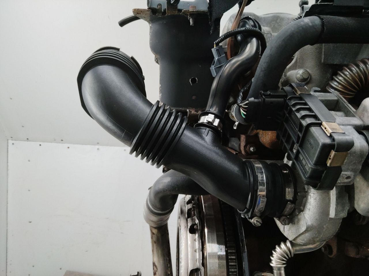 патрубок воздушного фильтра (в двигателе) Ford Focus 2 поколение 2006, 1.8 л., дизель, МКПП, 7M519A673HF - фото №1