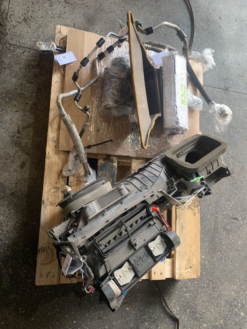 радиатор кондиционера Volkswagen Caddy 3 поколение 2010, 2.0 л., BDJ, дизель, 1K0820859S, 1T0820411, 1K0820721C, 1K0820047HB, 1T0820741S, 1T0820743AA, 33309963F, 2K1820003Q - фото №1