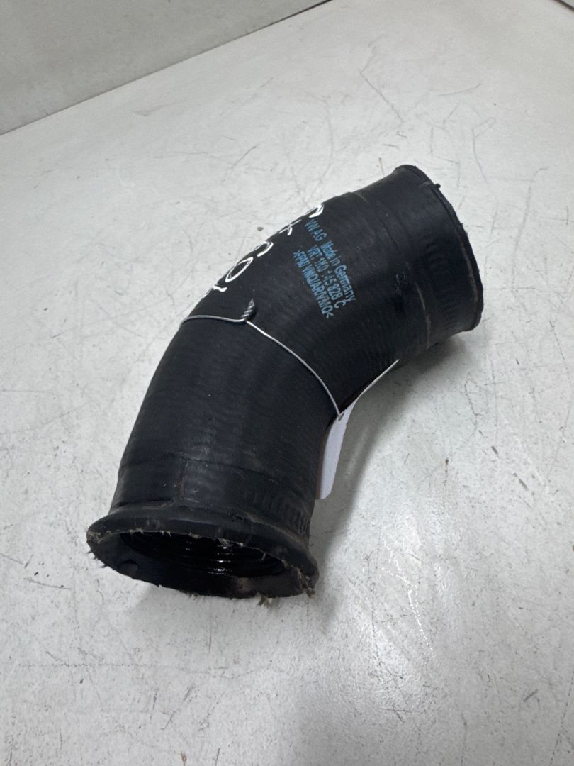 патрубок интеркулера Volkswagen Tiguan 1 поколение 2008, 1.4 л., бензин, 1K0145828C - фото №1