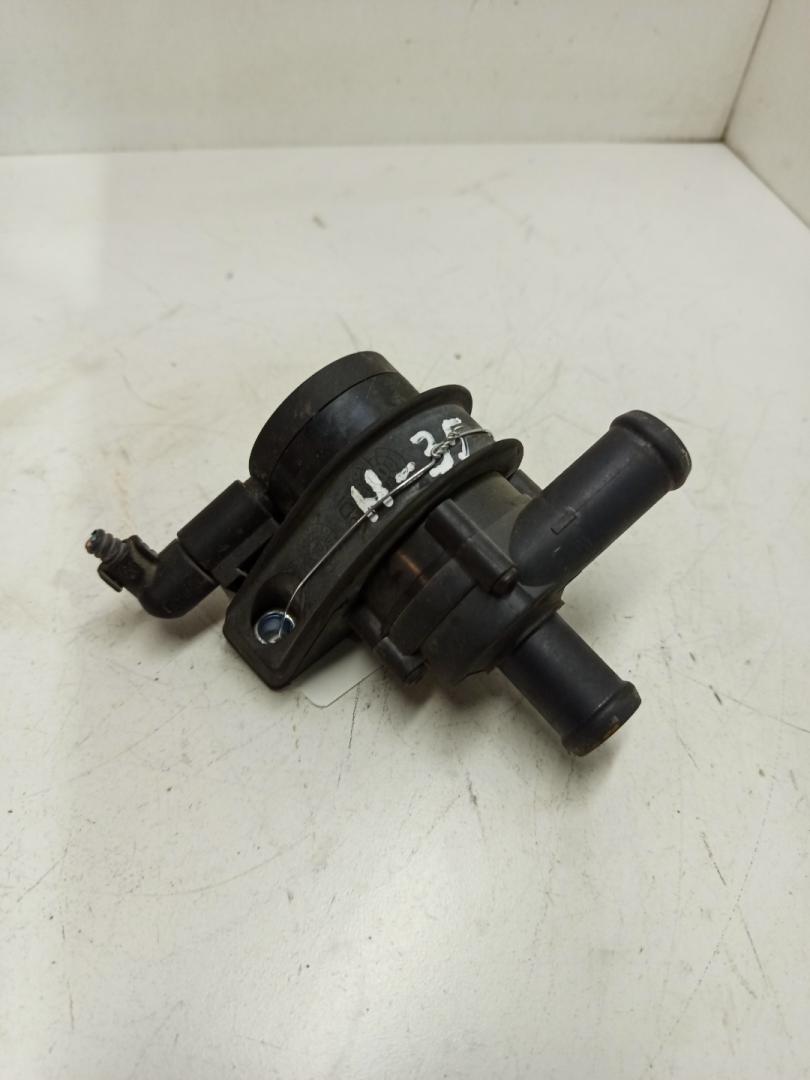насос антифриза дополнительный Volkswagen Golf 7 поколение 2015, 1.4 л., бензин, 1K0965561L, 1KO965561F - фото №1