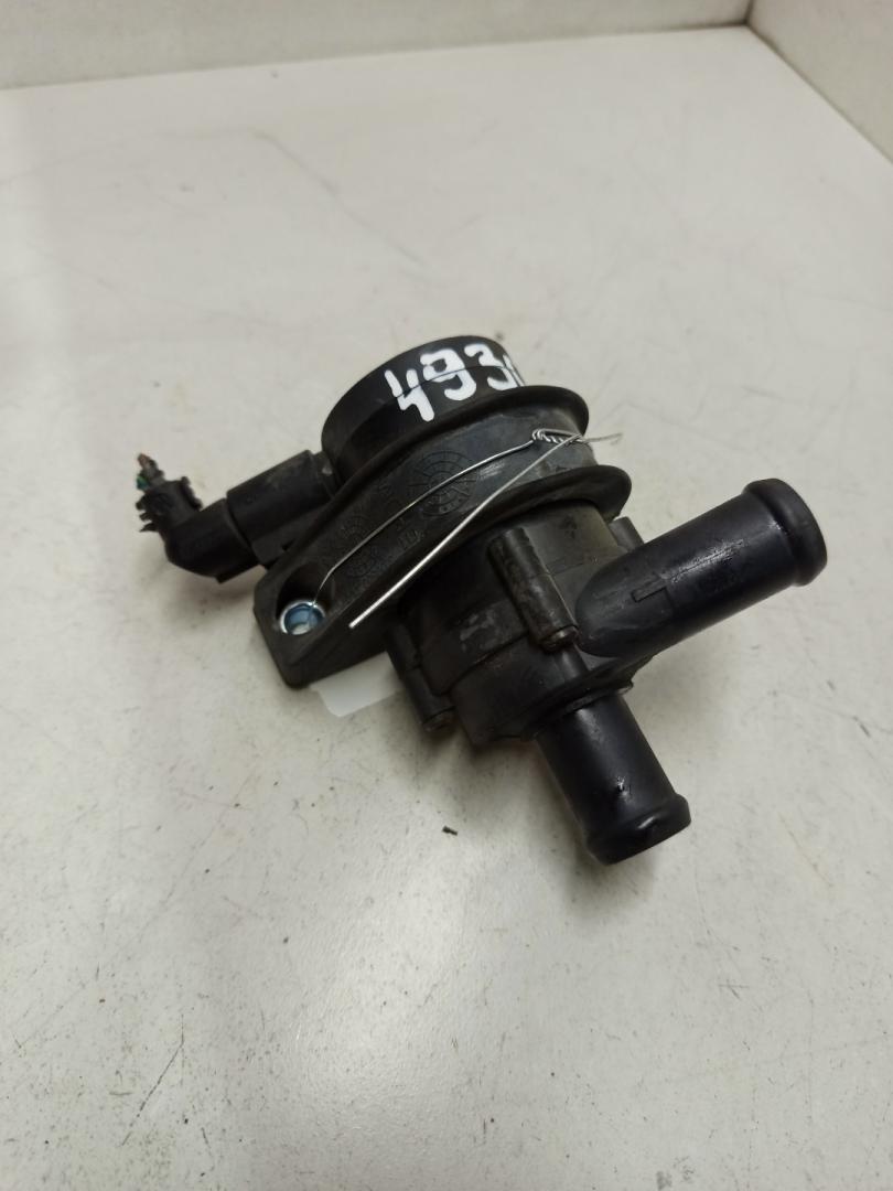 насос антифриза дополнительный Volkswagen Golf 7 поколение 2015, 1.4 л., бензин, 1K0965561L, 1KO965561F - фото №1
