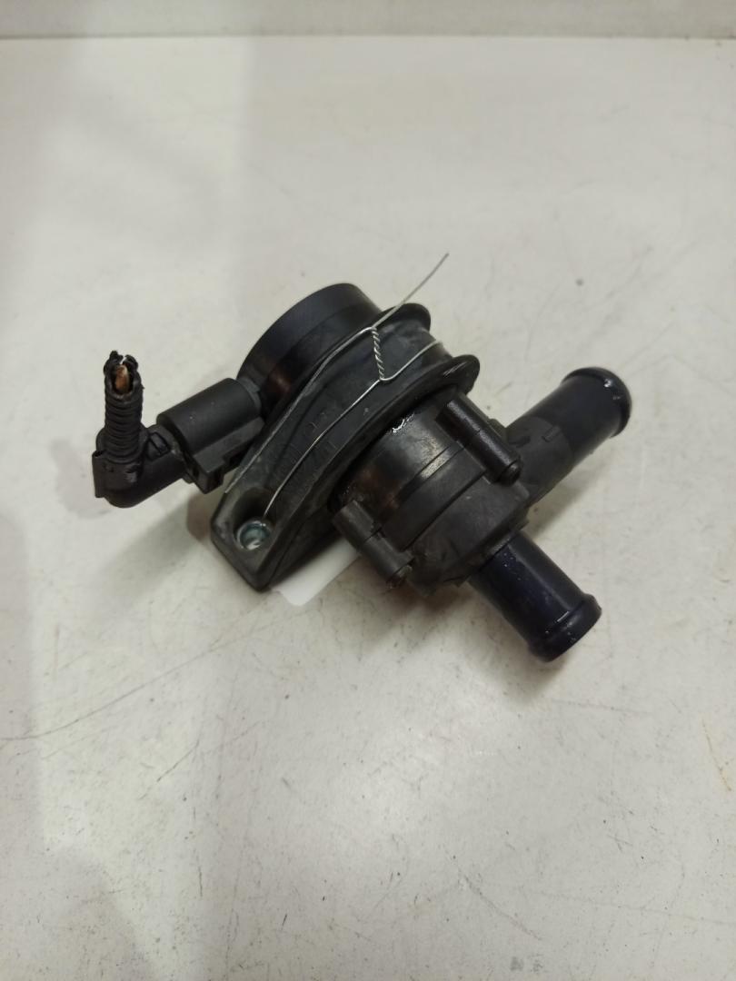 насос антифриза дополнительный Volkswagen Golf 7 поколение 2015, 1.4 л., бензин, 1K0965561L, 1KO965561F - фото №1
